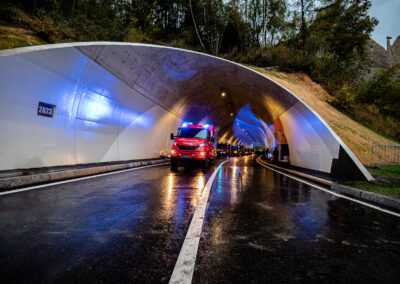 Défilé du CSI Hérens dans le tunnel, véhicules alignés sous les lumières