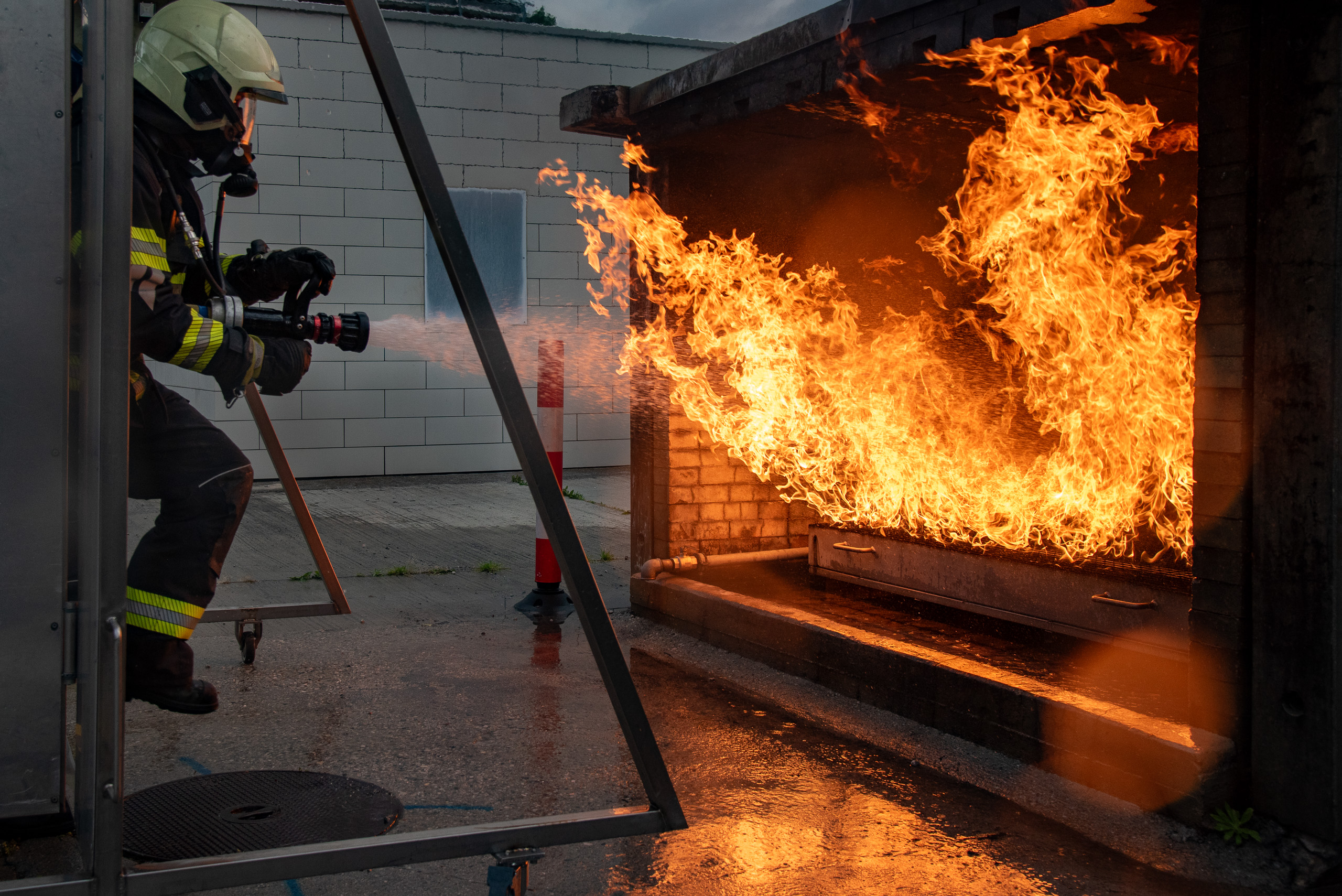 Pompiers du CSI Hérens en exercice de formation avec feu réel