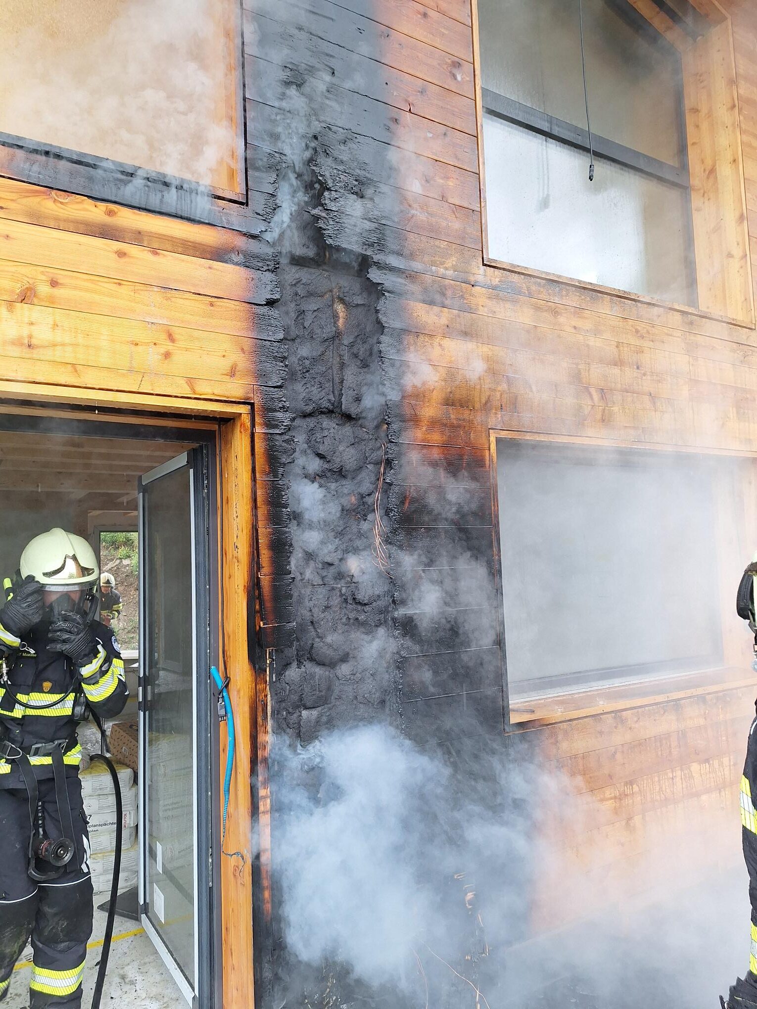 Pompiers du CSI Hérens maîtrisant un incendie dans une maison en bois