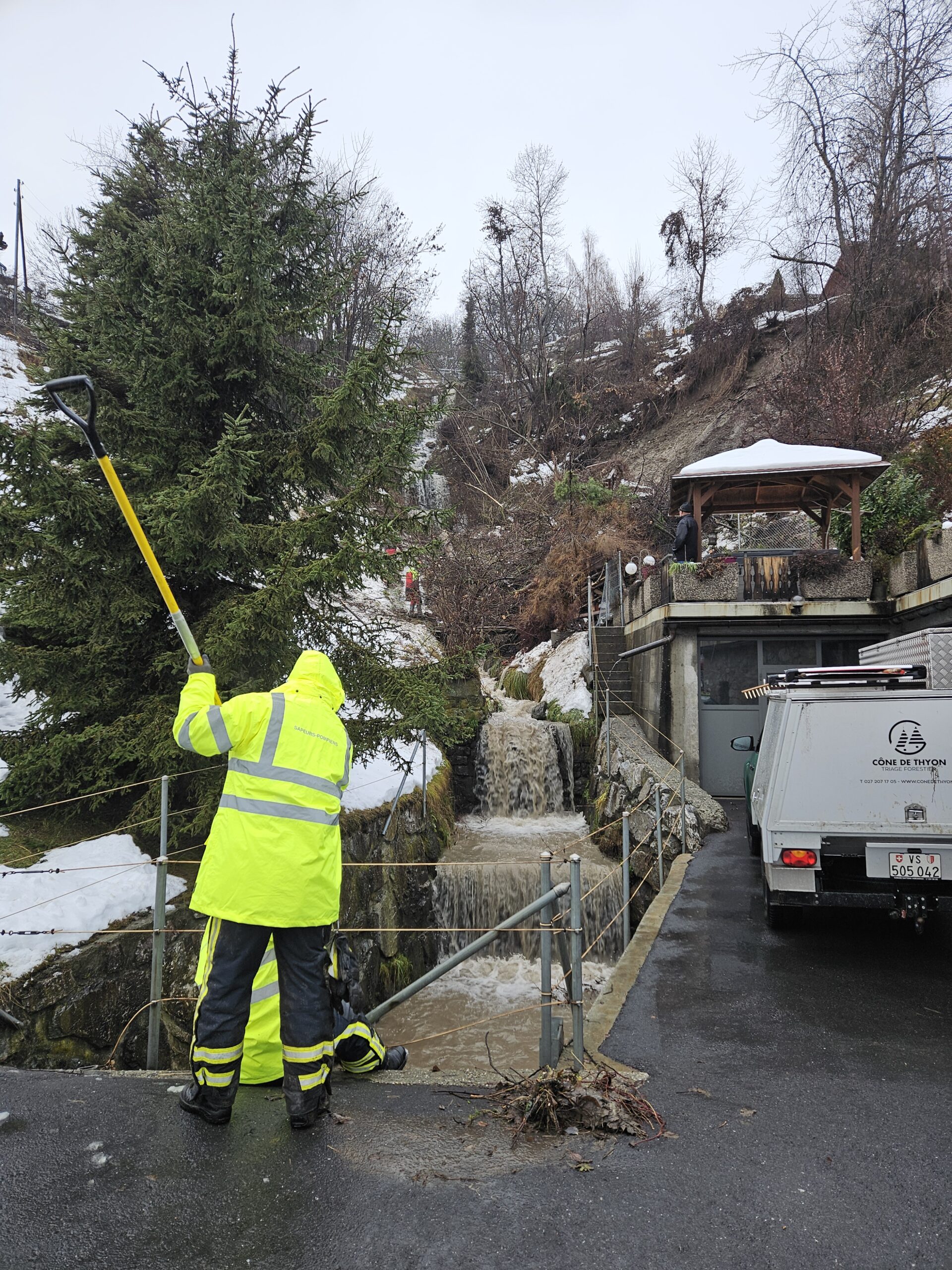 Pompiers du CSI Hérens en intervention lors d’une inondation