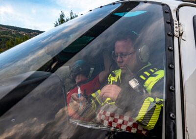 Communication entre un pompier et le pilote dans l’hélicoptère Air-Glaciers.