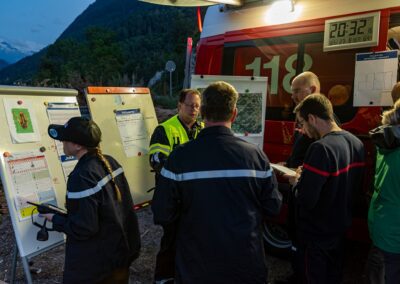 Poste de commandement mobile du CSI Hérens avec cartes et planification de l’intervention.