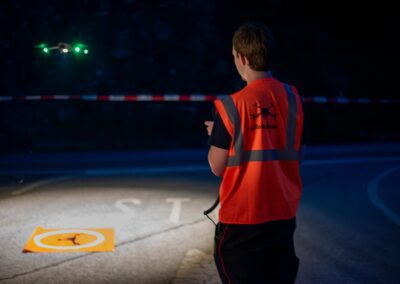 Télépilote du CSI Hérens manœuvrant un drone de nuit lors de l’exercice GRIMP.