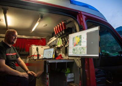 Pompier du CSI Hérens dans le véhicule PC avec écrans de suivi d’intervention.