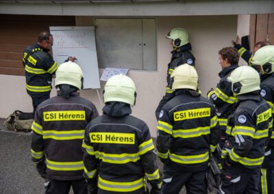 Briefing au tableau sur le passage motopompe vers tonne-pompe pendant le cours de compagnie 2025.